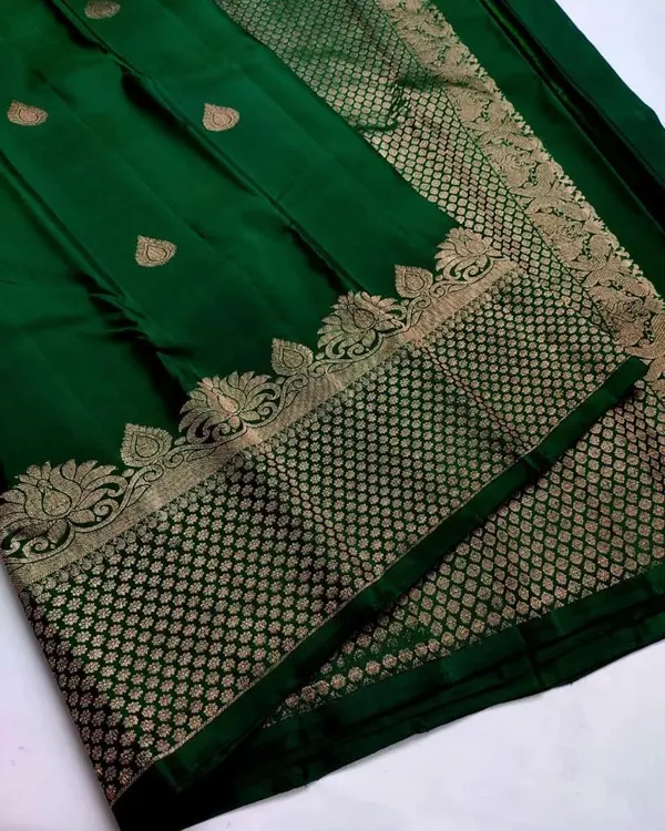 Imbrication_Dark_Green_Soft_Silk_Saree_With_Desirable_Blouse_Piece