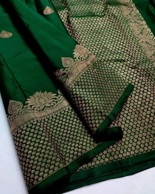 Imbrication_Dark_Green_Soft_Silk_Saree_With_Desirable_Blouse_Piece