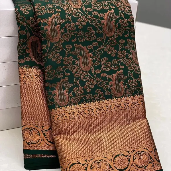Luxuriant_Green_Soft_Silk_Saree_With_Allure_Blouse_Piece