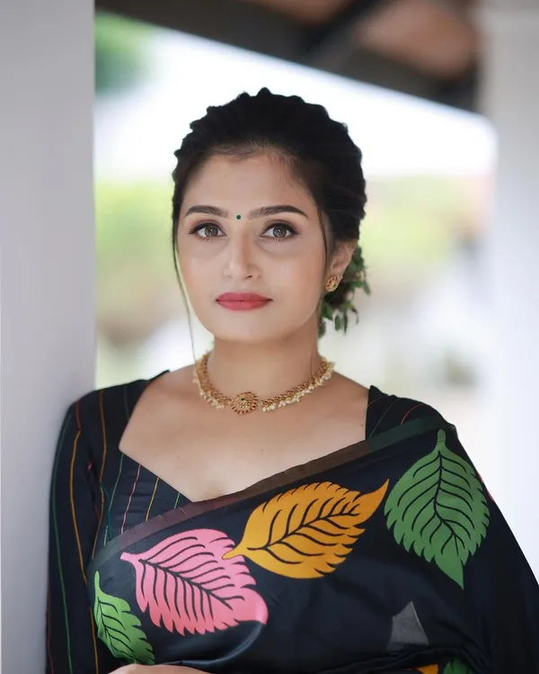 Pretty_Black_Soft_Silk_Saree_With_Beautiful_Blouse_Piece
