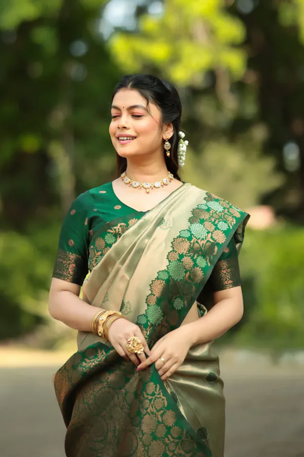 Seraglio_Sea_Green_Soft_Banarasi_Silk_Saree_With_Divine_Blouse_Piece