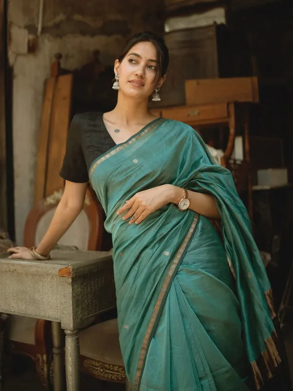 Sizzling_Cotton_Silk_Saree_With_Mesmerising_Blouse_Piece
