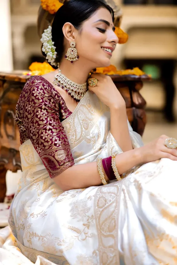 Snappy_Off_White_Soft_Silk_Saree_With_Transcendent_Blouse_Piece