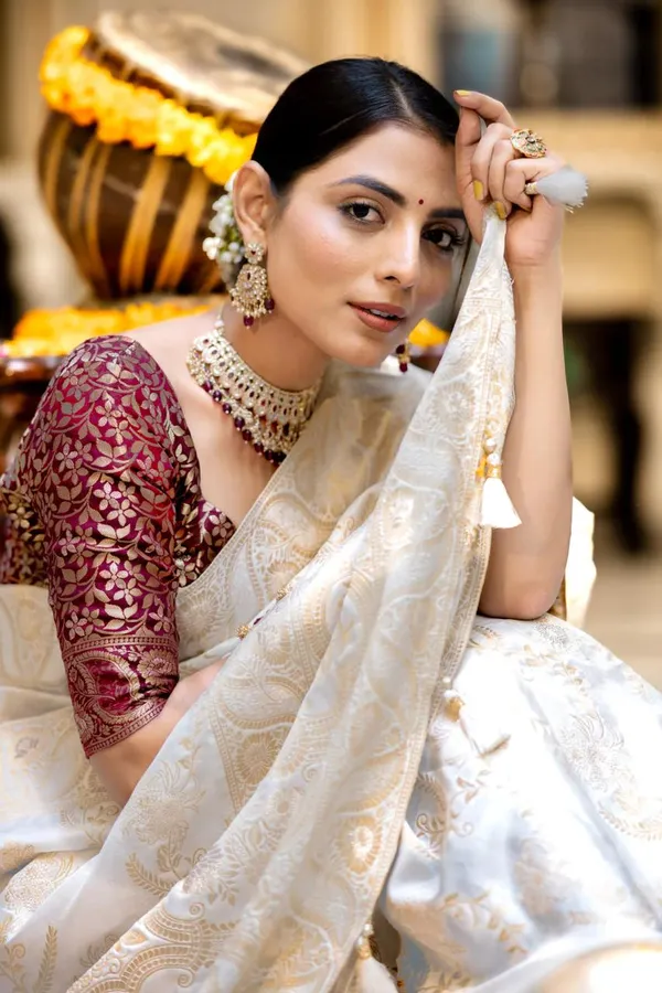 Snappy_Off_White_Soft_Silk_Saree_With_Transcendent_Blouse_Piece