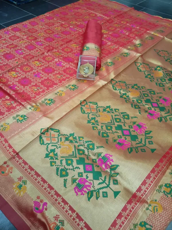 Tempting_Red_Badhani_Saree_With_Elaborate_Blouse_Piece