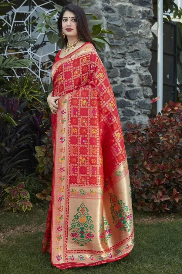 Tempting_Red_Badhani_Saree_With_Elaborate_Blouse_Piece
