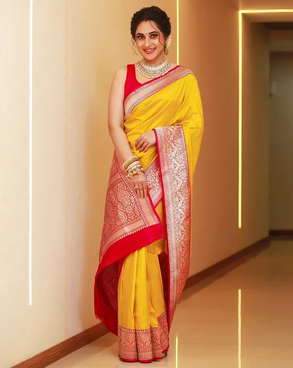 Incredible_Yellow_Kanjivaram_Silk_With_Demure_Blouse_Piece