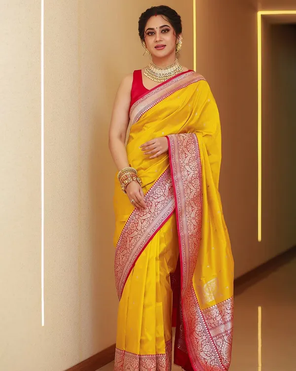 Incredible_Yellow_Kanjivaram_Silk_With_Demure_Blouse_Piece