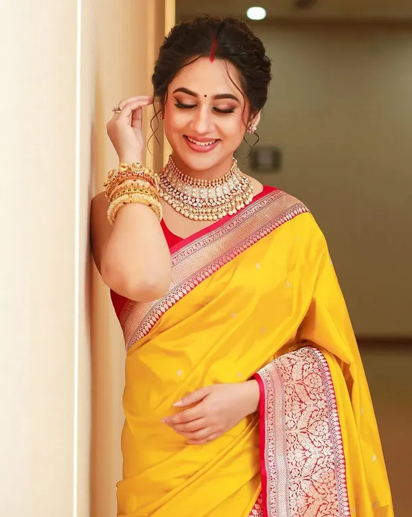 Incredible_Yellow_Kanjivaram_Silk_With_Demure_Blouse_Piece