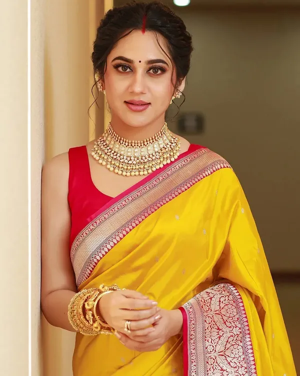 Incredible_Yellow_Kanjivaram_Silk_With_Demure_Blouse_Piece