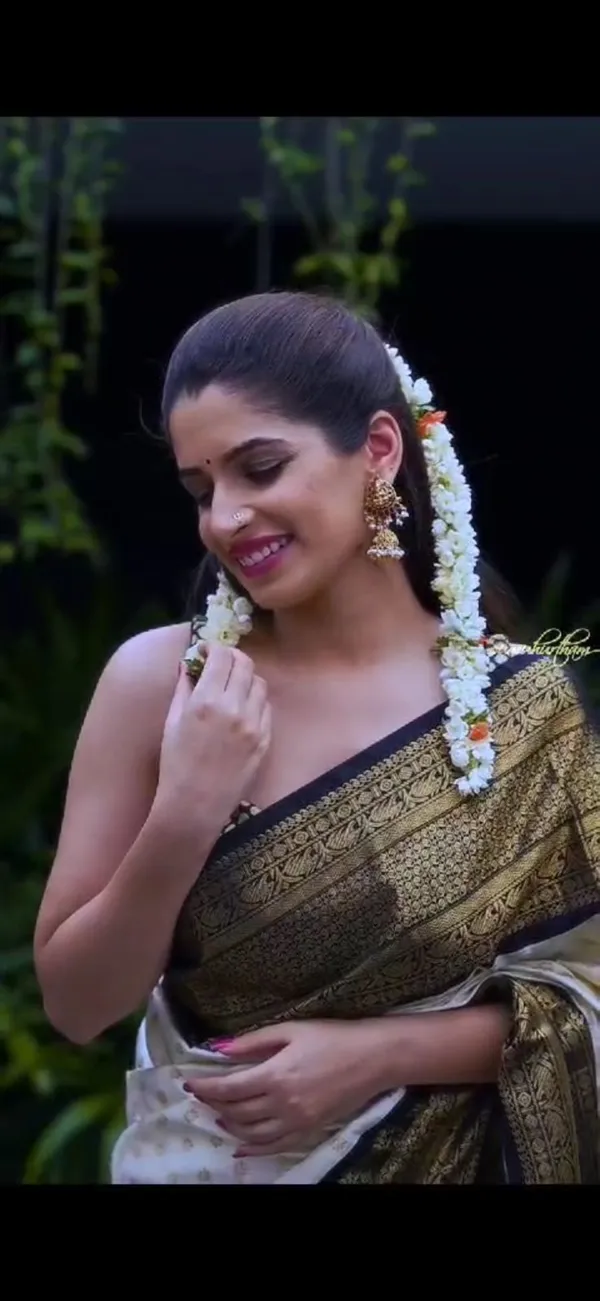 Wonderful_Off_White_Soft_Silk_Saree_With_Desiring_Blouse_Piece