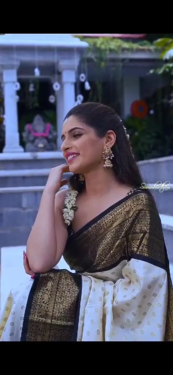 Wonderful_Off_White_Soft_Silk_Saree_With_Desiring_Blouse_Piece