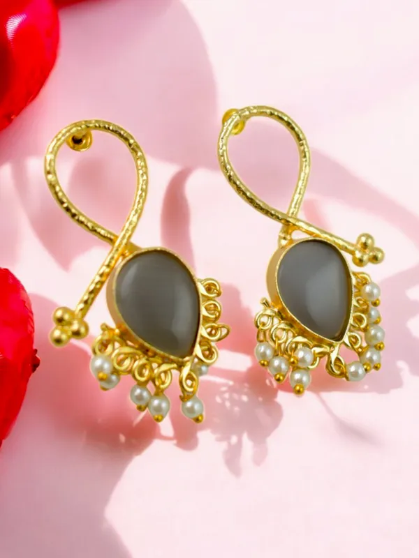 Trendy_Designer_Brass_Based_Cut_Crystal_Stone_Earring