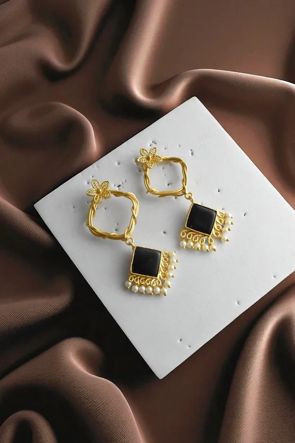 Royal_Black_Elegant_Earring_For_Her_