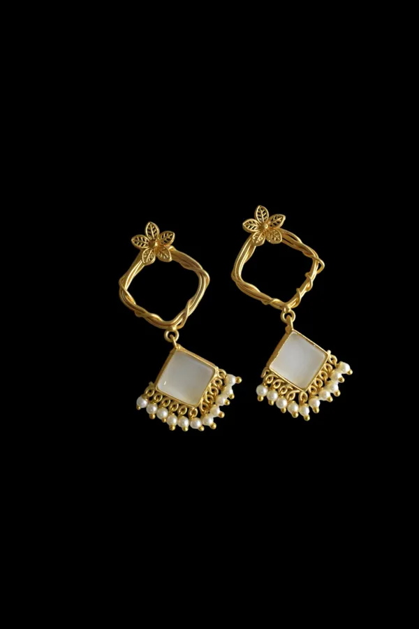 Royal_White_Elegant_Earring_For_Her_