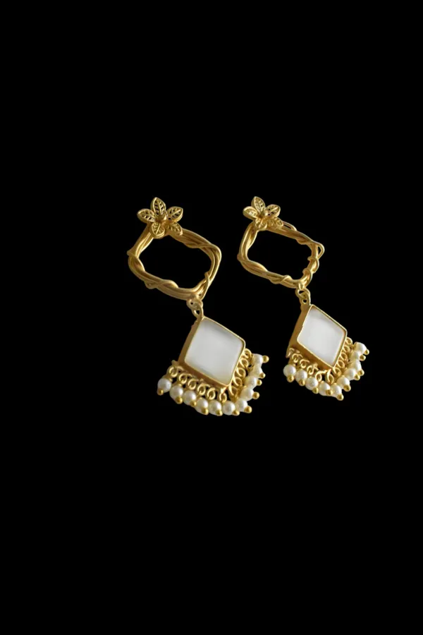 Royal_White_Elegant_Earring_For_Her_