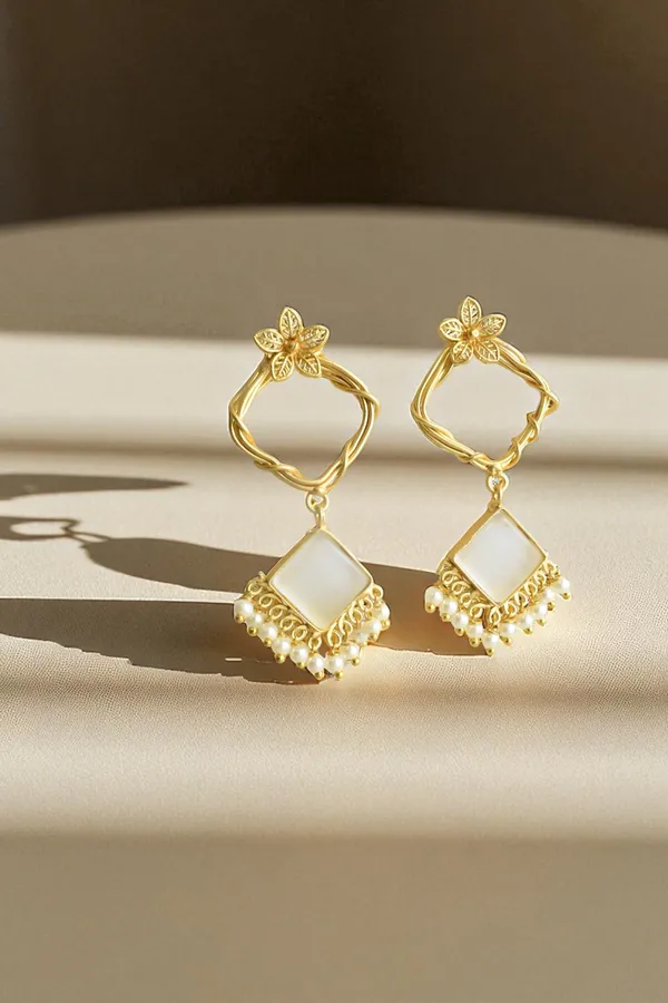Royal_White_Elegant_Earring_For_Her_