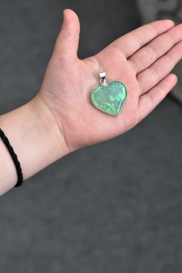 Silver_heart-shaped_pendant_with__opal_stone