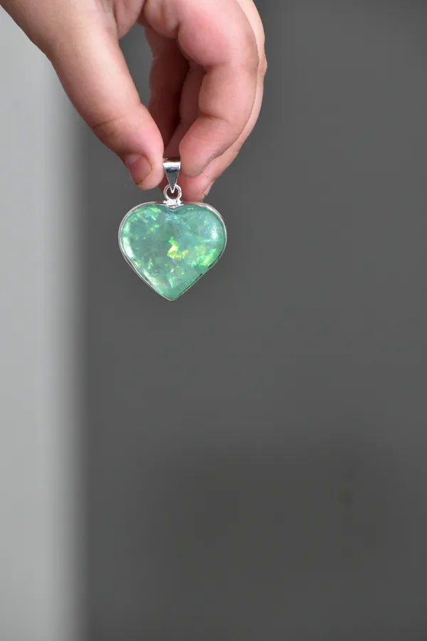 Silver_heart-shaped_pendant_with__opal_stone