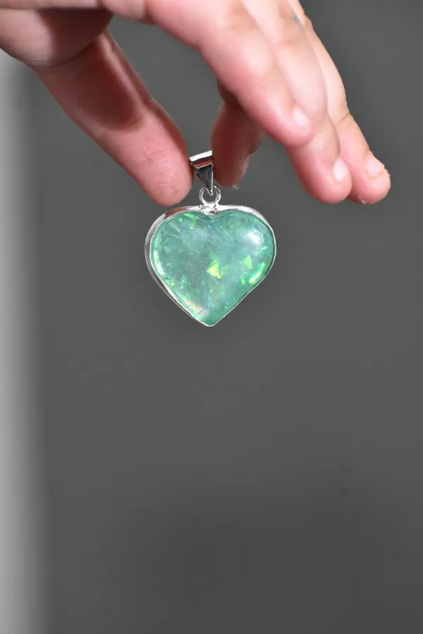 Silver_heart-shaped_pendant_with__opal_stone
