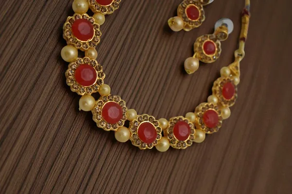 Stylish_Necklace_Set_with_Earring_Tikka