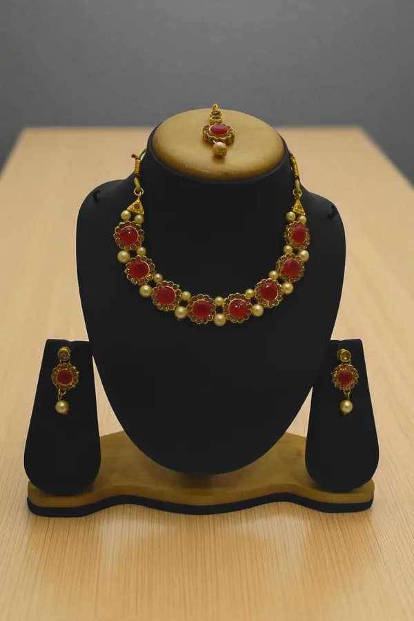 Stylish_Necklace_Set_with_Earring_Tikka