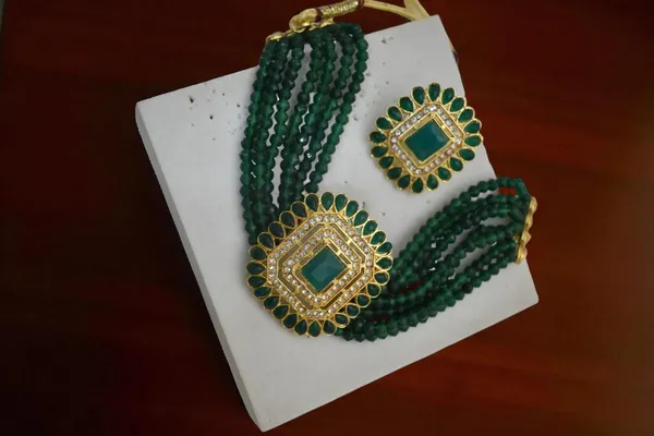 Trendy_Chic_Necklace_Set_with_Earring
