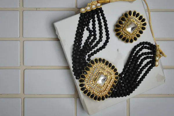 Trendy_Chic_Necklace_Set_with_Earring