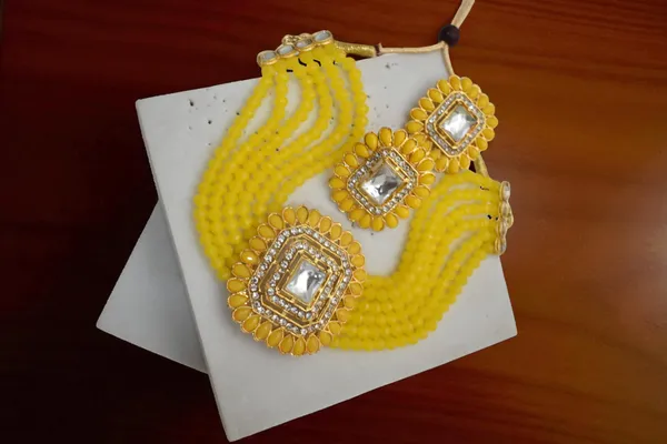 Trendy_Chic_Necklace_Set_with_Earring