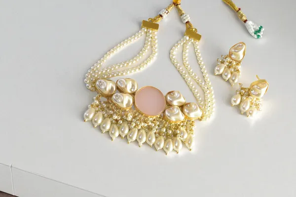 Trendy_Elegant_Chic_Nacklace_Set_With_Earring		