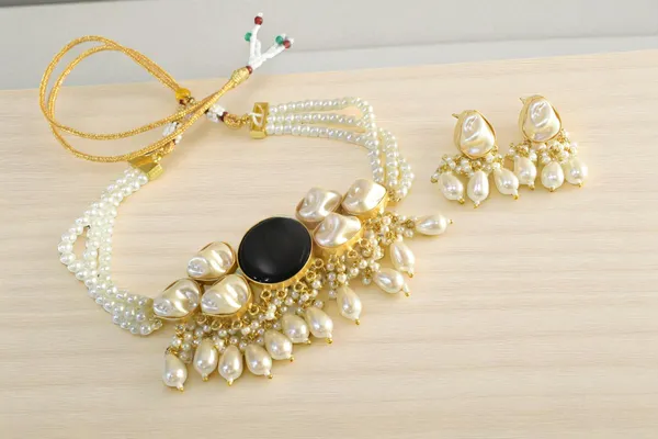 Trendy_Elegant_Chic_Nacklace_Set_With_Earring		