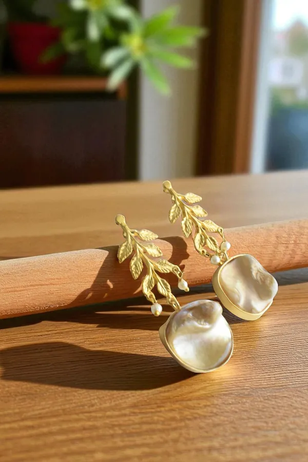 Trendy_Stylish_Light_Weight_Hand_Crafted_Brass_Earring_with_MOP