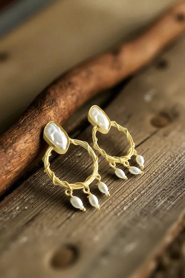 Trendy_Stylish_Light_Weight_Hand_Crafted_Brass_Earring_with_MOP