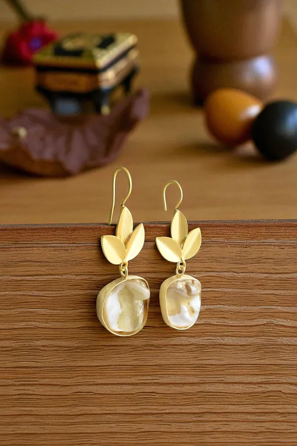 Trendy_Stylish_Light_Weight_Hand_Crafted_Brass_Earring_with_MOP