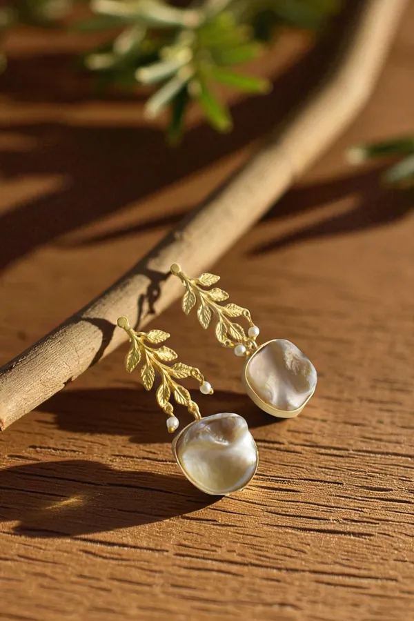 Trendy_Stylish_Light_Weight_Hand_Crafted_Brass_Earring_with_MOP