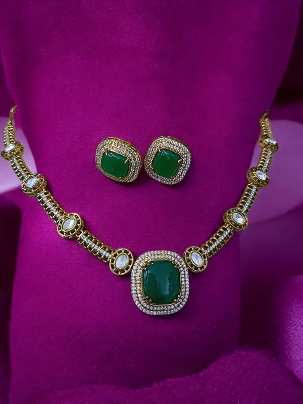 Unique_Emerald_Elegance_Necklace