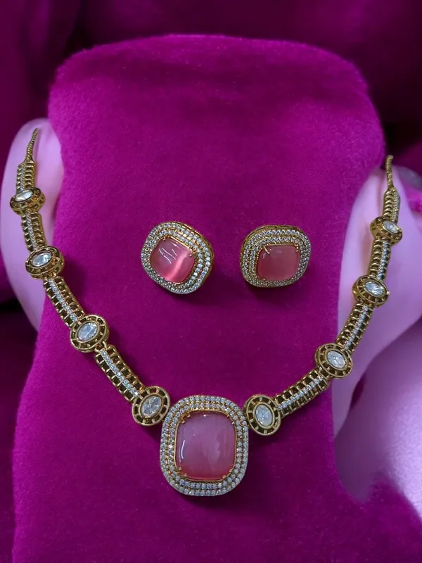Unique_Radiant_Rose_Necklace