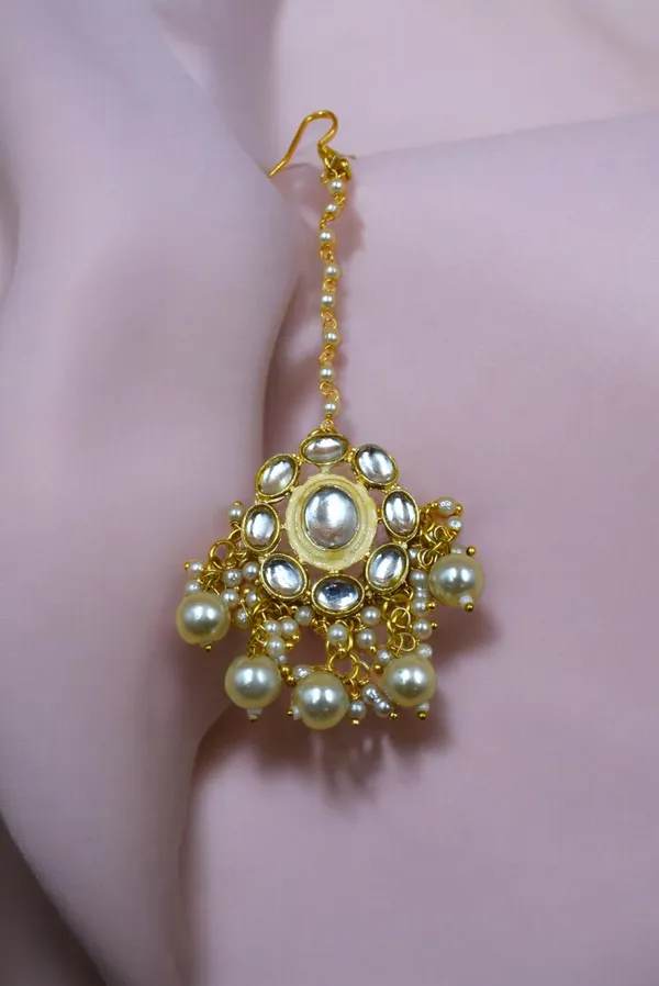 White_Necklace_Set_and_Earrings_with_Maang_Tikka