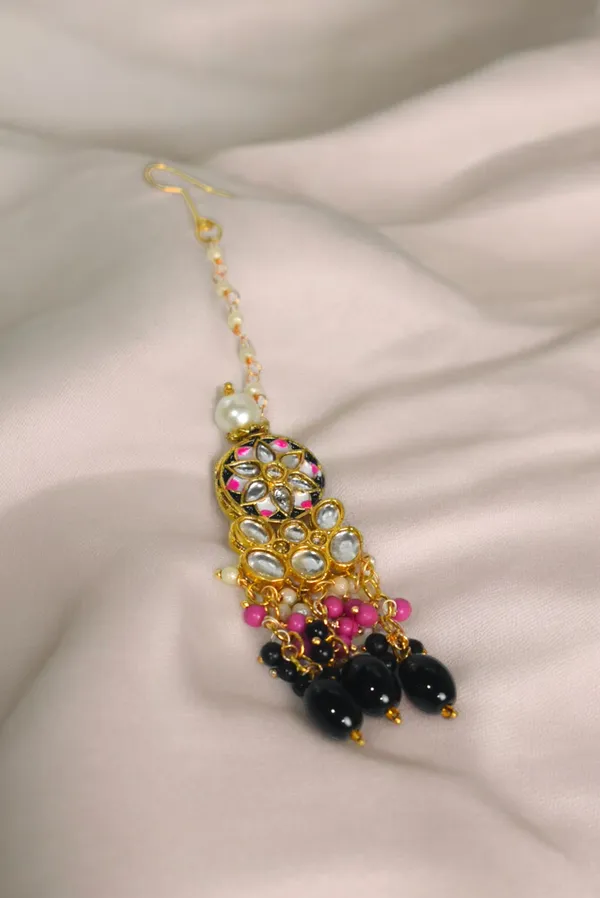 Quality_Black_Choker_Necklace_Set_with_Maang_Tikka