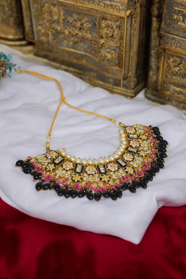 Quality_Black_Choker_Necklace_Set_with_Maang_Tikka