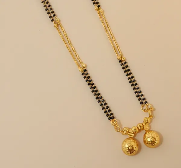 Classic_Dual-Tone_Gold_&_Black_Bead_Mangalsutra_with_Traditional_Vati_Pendant