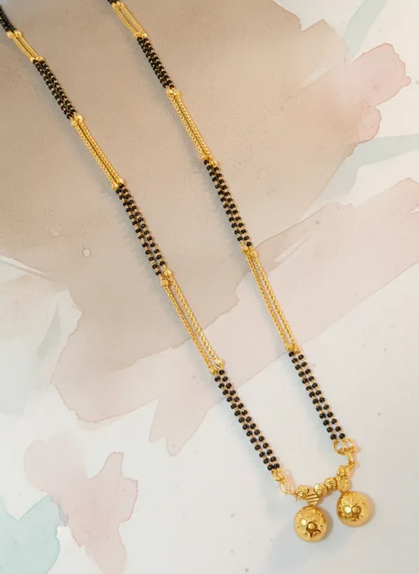 Classic_Dual-Tone_Gold_&_Black_Bead_Mangalsutra_with_Traditional_Vati_Pendant