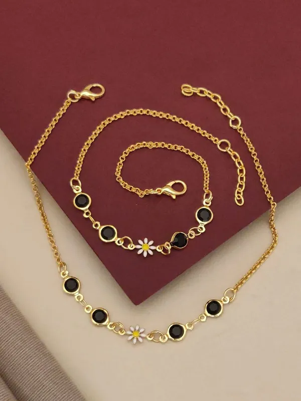 Delicate_Gold_Anklet_with_Black_Gemstones_and_Daisy_Charm