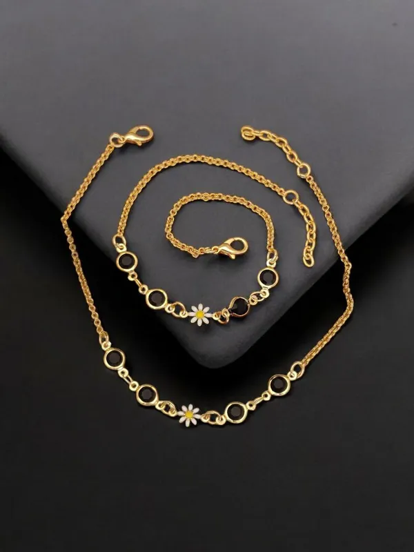 Delicate_Gold_Anklet_with_Black_Gemstones_and_Daisy_Charm