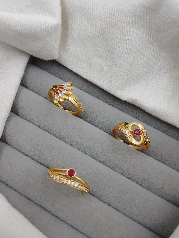 Diverse_Collection_of_Traditional_and_Modern_Gold_Rings