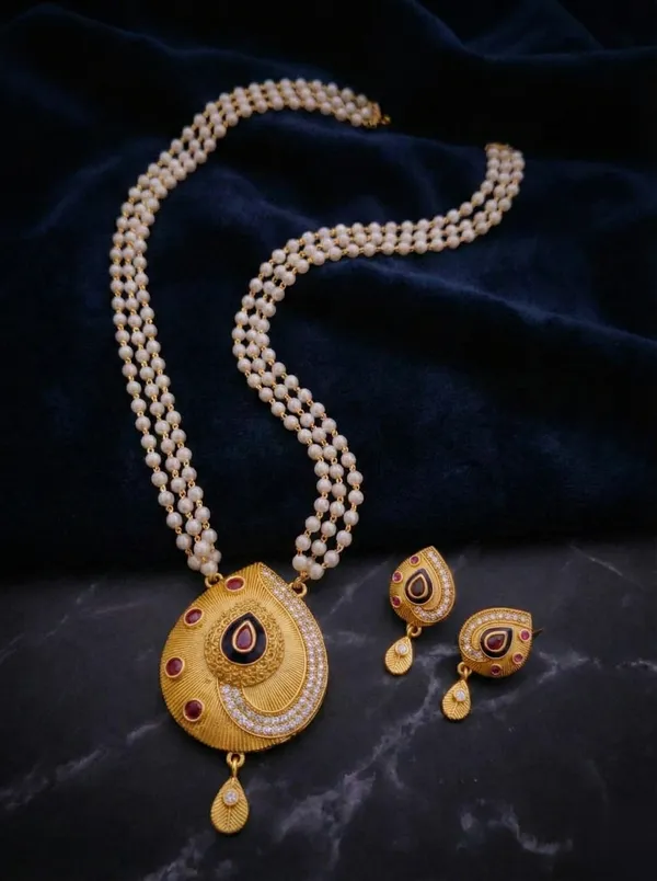 Elegant_Three-Layer_Pearl_Mala_with_Gold-Finished_Teardrop_Pendant_Set