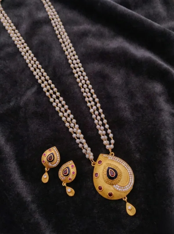 Elegant_Three-Layer_Pearl_Mala_with_Gold-Finished_Teardrop_Pendant_Set