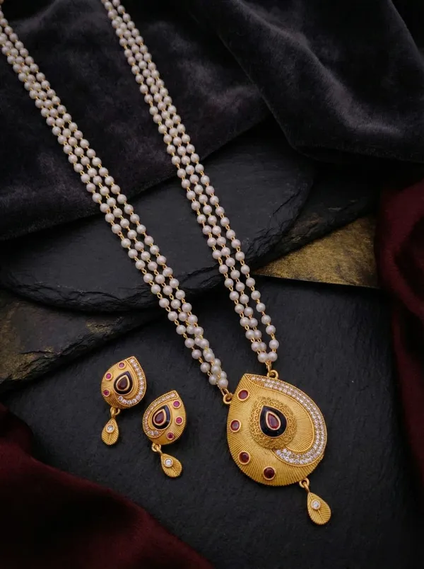 Elegant_Three-Layer_Pearl_Mala_with_Gold-Finished_Teardrop_Pendant_Set