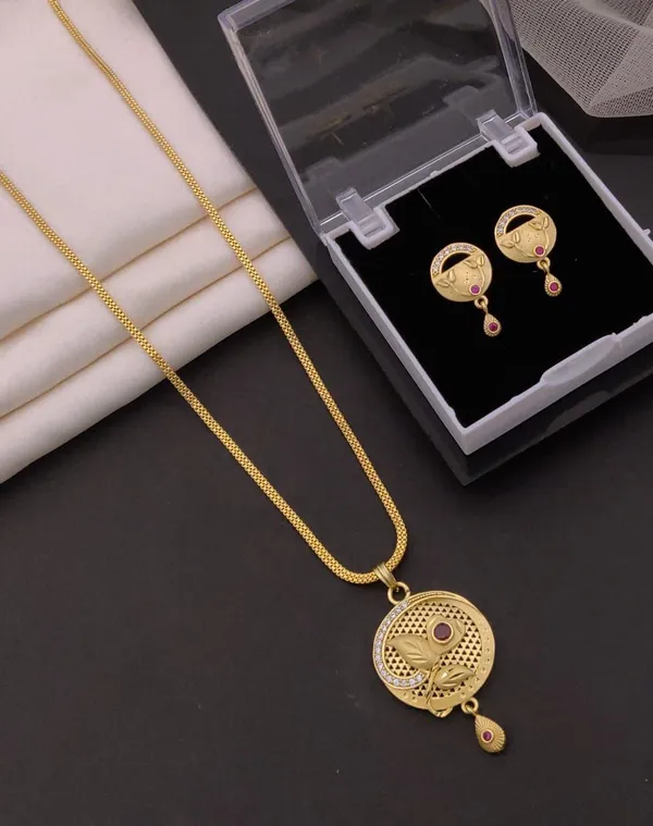 Gold_Chain_&_Leaf-In-Circle_Pendant_Set_with_Red_Stone