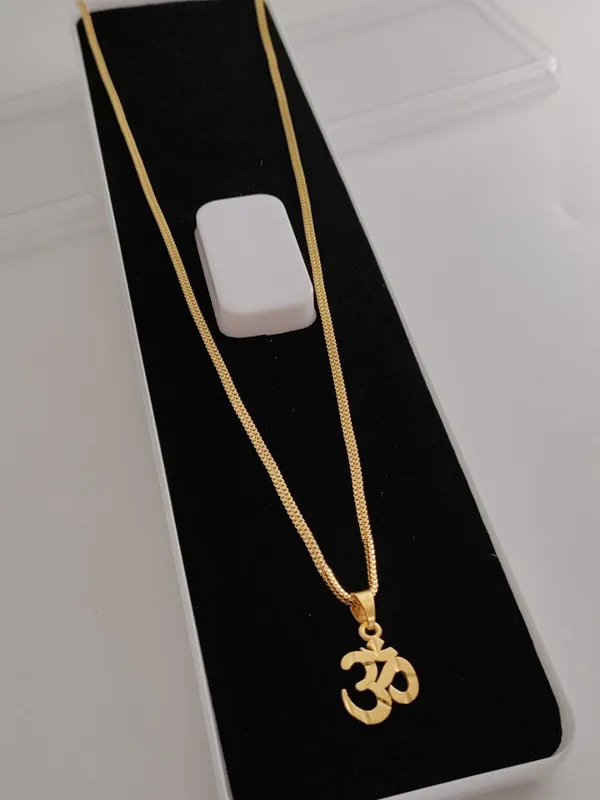 Gold-Plated_"Om"_Pendant_with_Dotted_Chain